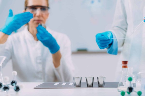 Comment utiliser des jeux d'olfaction pour réduire l'ennui d'un chien seul à la maison ?